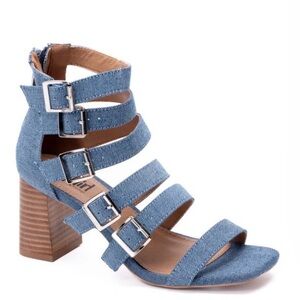 Buckle-Down Strappy Suede Heeled Sandals in Light Gray
